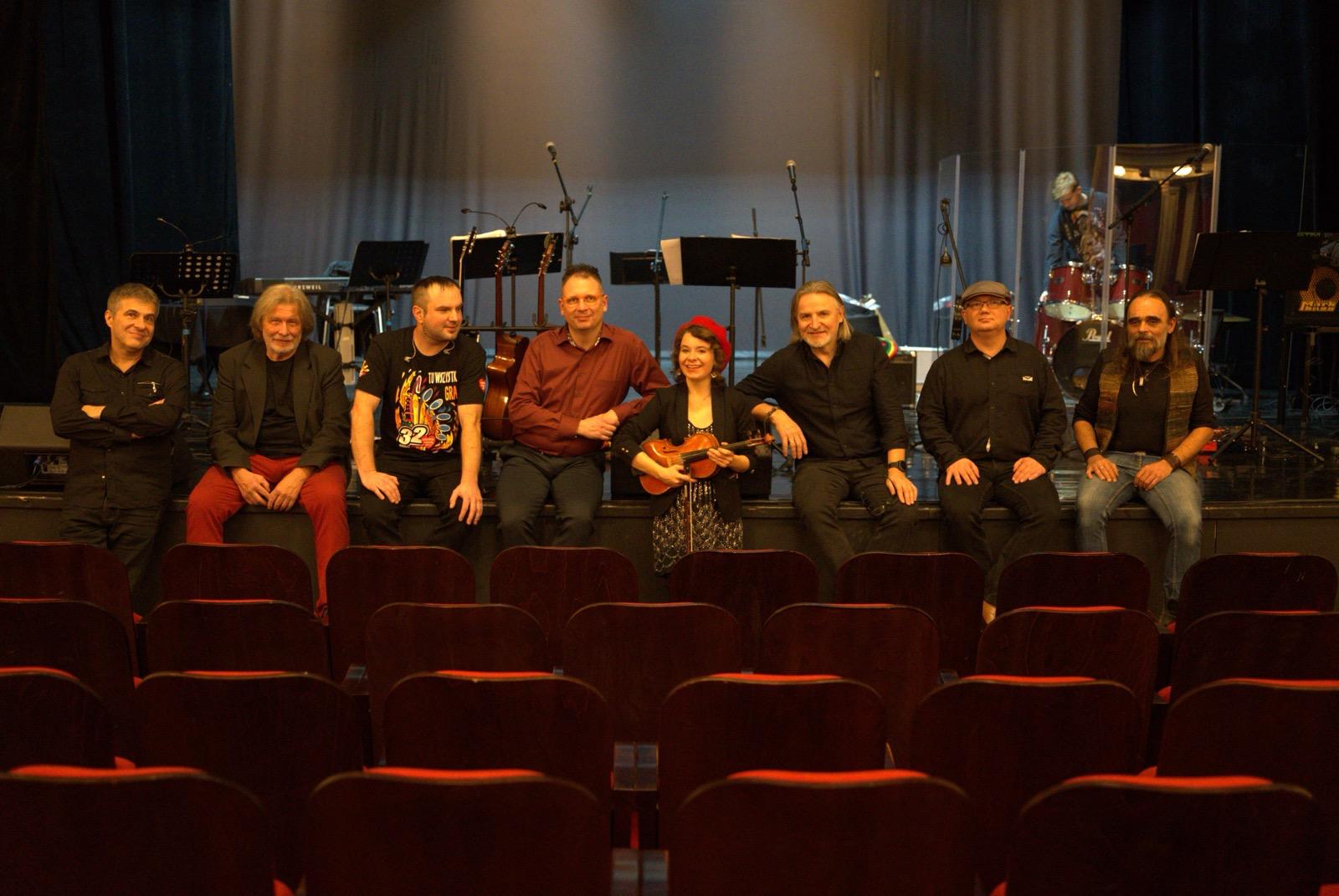 Marek Majka i Obłędni na scenie teatralnej